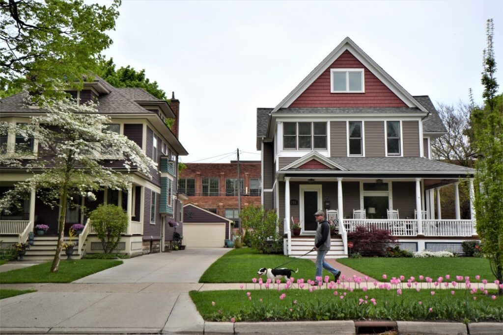 5 Easy Summer Landscaping Tips for Rentals